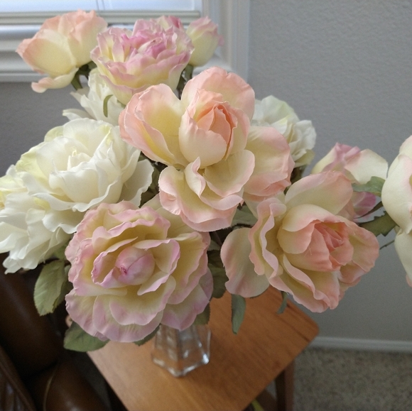 Faux Silk Roses Bouquet - Picture 4 of 4